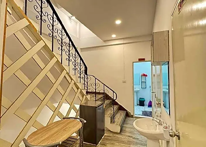 Comfy Crib Hotel 4*
