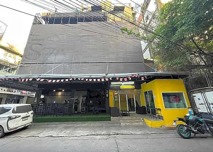 Comfy Crib Hotel 4*